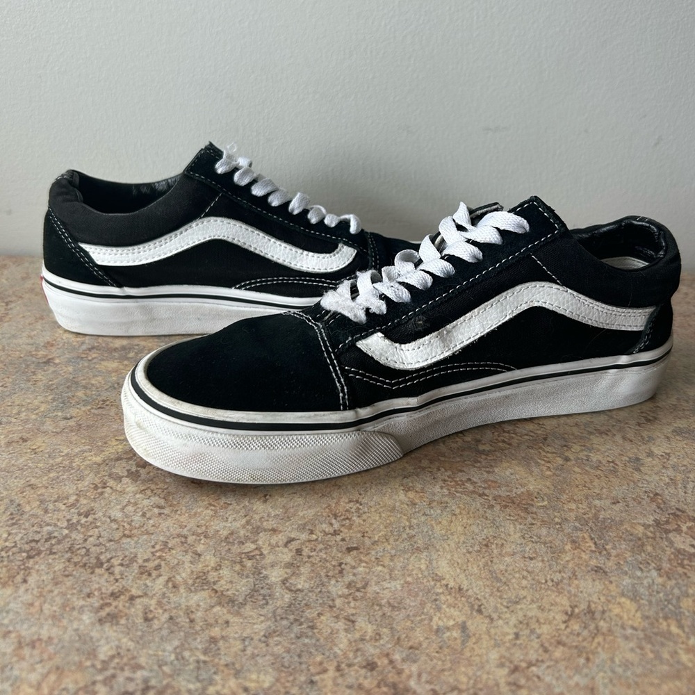 Vans classic black and white skater shoes in men’s 7/women’s 8.5 - Picture 3 of 8